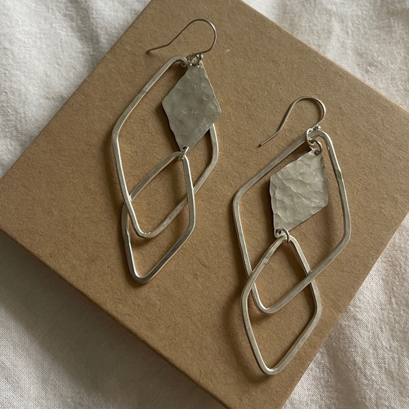Hammered silver geometric earrings - Picture 3 of 4